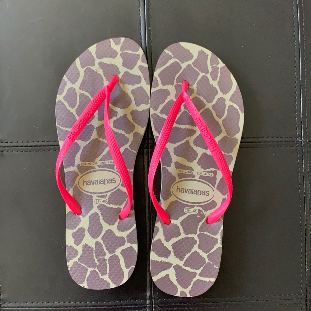 Havaianas sandals giraffe printed pink, and brown flip-flops in size 9/10W